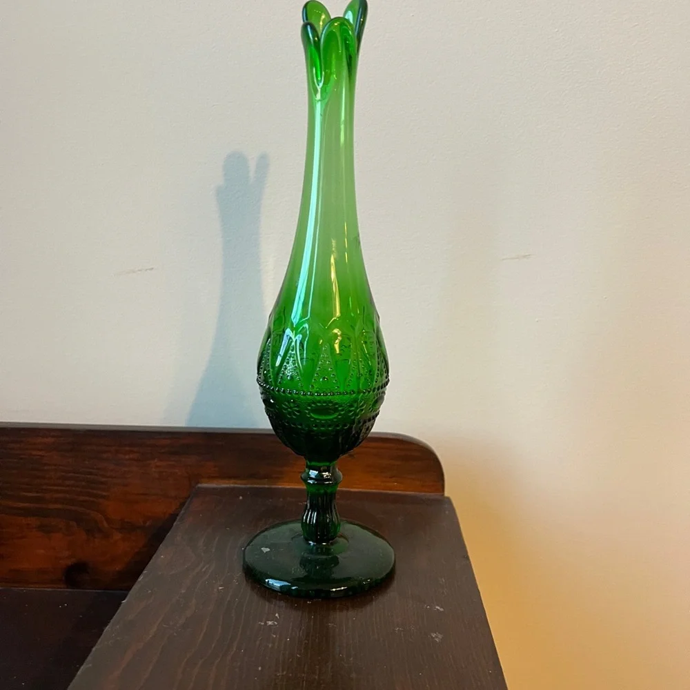 Kemple Wheaton Lace & Dewdrop Emerald Swung Vase